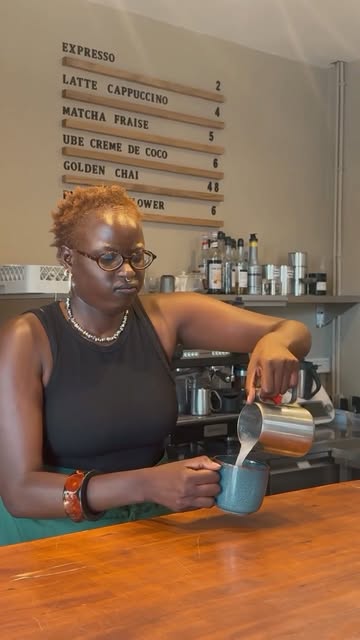 Café au lait préparé chez Blossom Coffee & Brunch à Toulouse